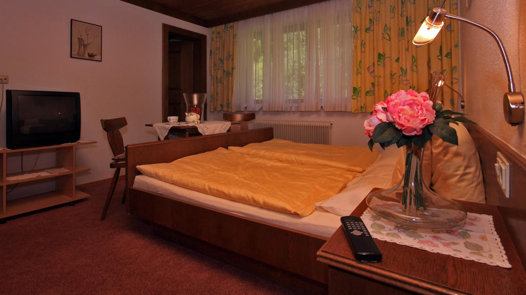 Privatzimmer Kammerlander Neukirchen am Grossvenediger Room photo